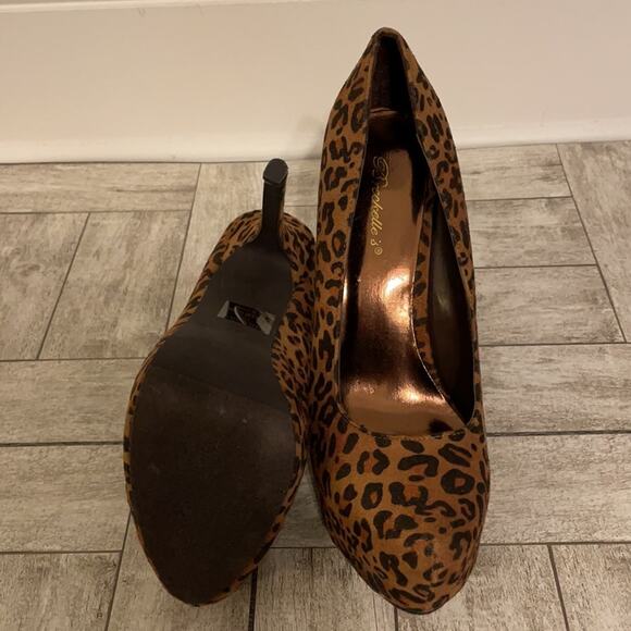 Cheetah Platform Suede Breckelle’s Pumps - Picture 4 of 4